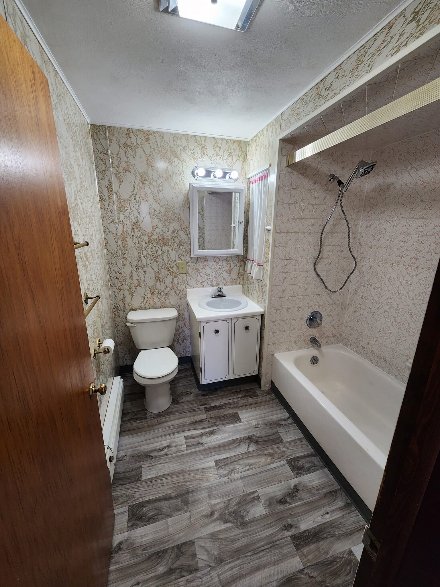 Bathroom - 10 Ann St