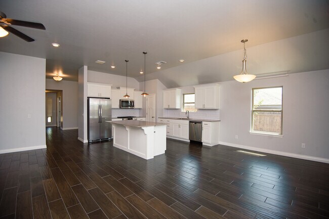 Building Photo - 4405 W Country Club Dr