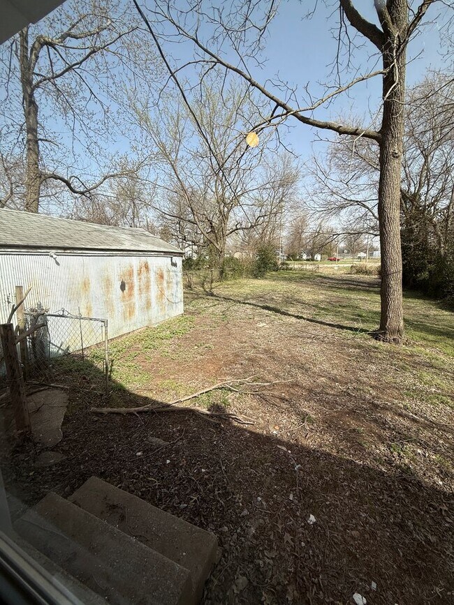Building Photo - 1017 W Locust St
