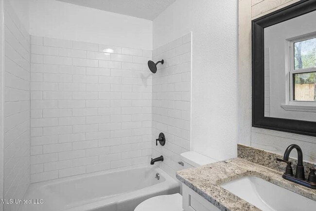 Building Photo - 214 W Lakewood Dr