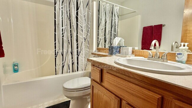 Building Photo - 1902 W Hampson Ave