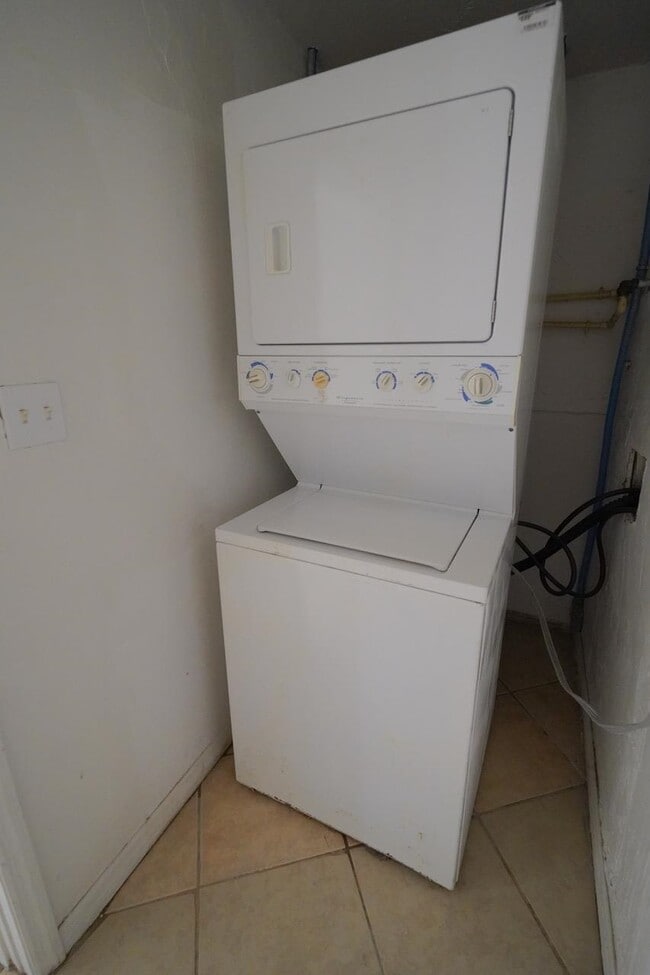 Building Photo - 702 Nassau St