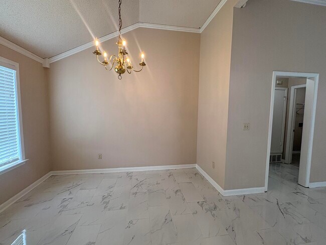 Building Photo - 390 N Ericson Rd
