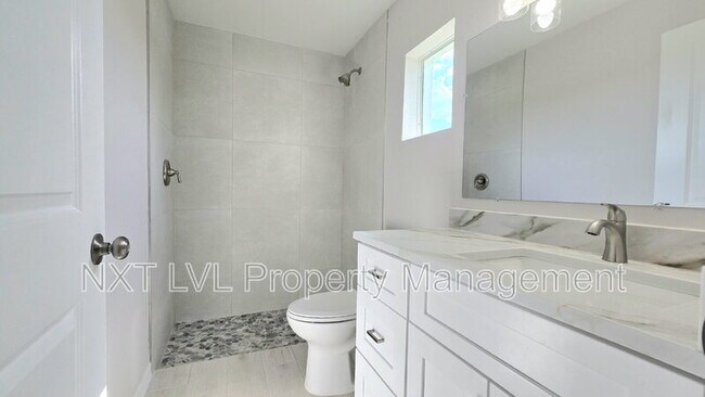 Building Photo - 423 NE 31st St