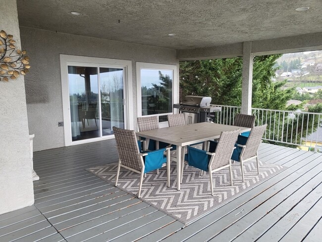 Building Photo - 5 bed 3 bath