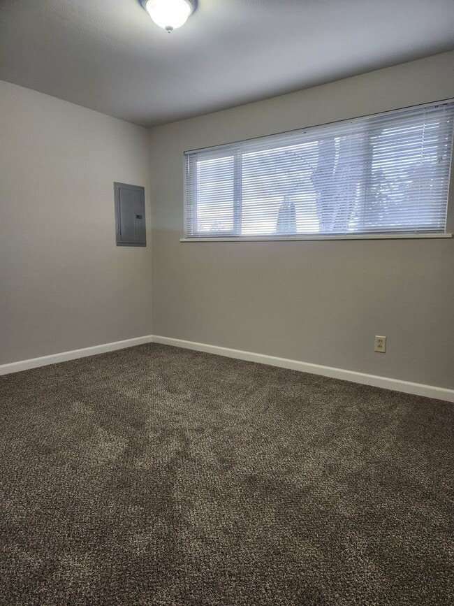 Building Photo - 2 Bedroom Duplex!!