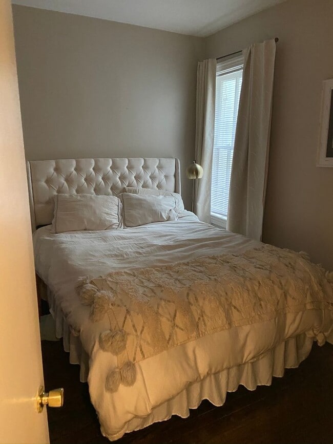 Building Photo - Charming Home Right Across From Montrose Park