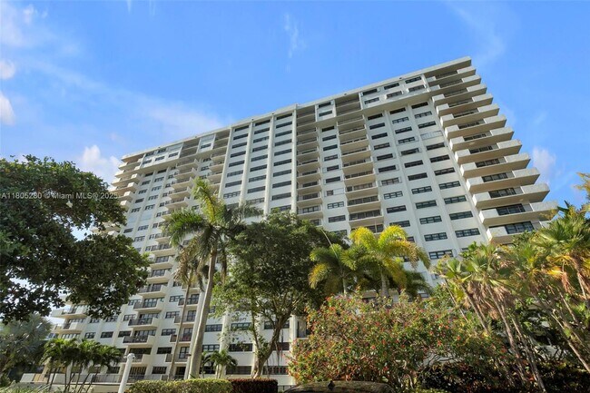 Building Photo - 3200 Port Royale Dr N