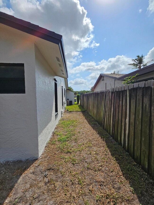 Building Photo - 22687 SW 53rd Ave
