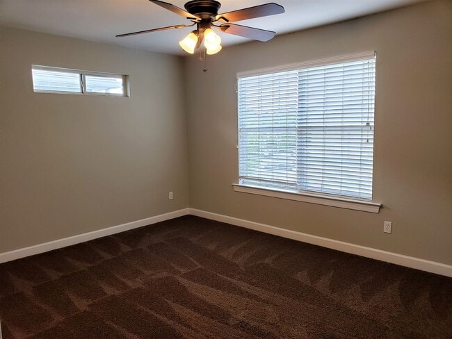 Building Photo - 3 bedroom townhome in gated community with...