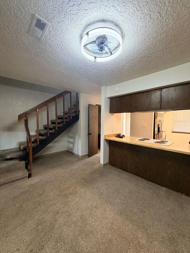 Building Photo - 3 Bedroom Townhouse