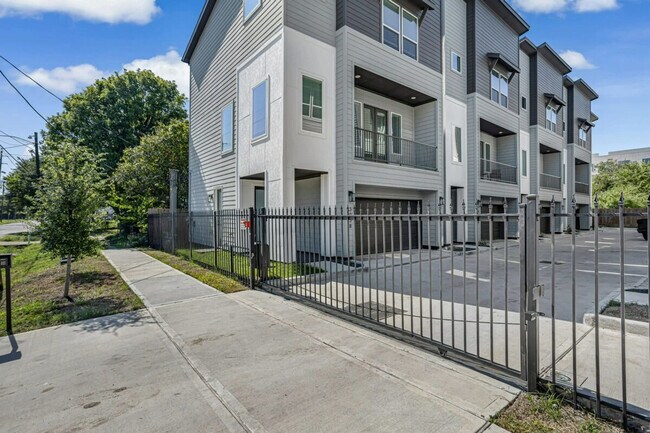 Building Photo - 3020 Live Oak St