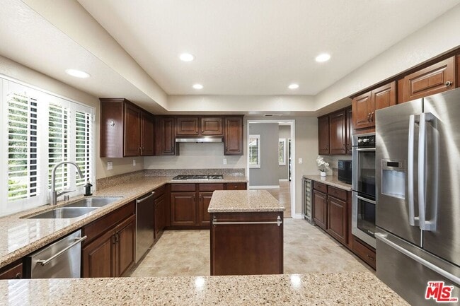 Building Photo - 6505 Beachview Dr