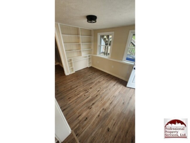 Building Photo - Walk to shops, dining and recreation areas!