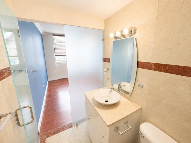 Building Photo - 825 Brickell Bay Dr