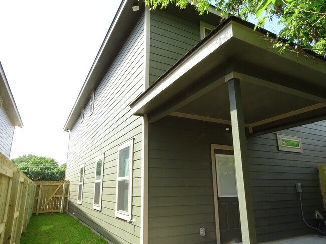 Building Photo - 7042 Lakeview Dr.