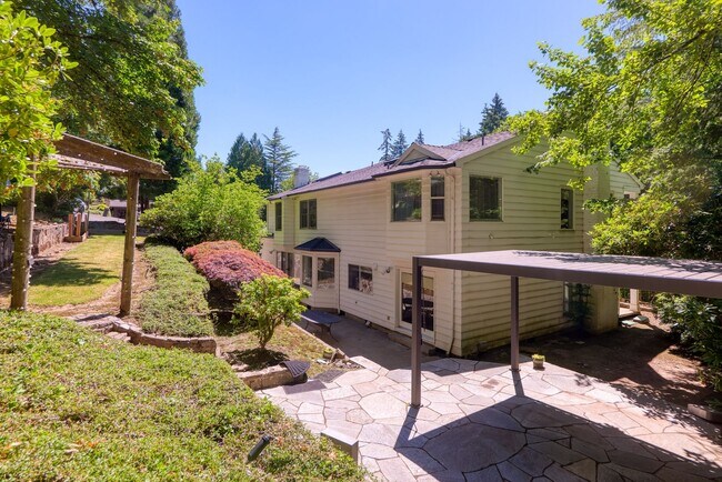 Building Photo - Welcome to your dream home in the picturesque Westridge neighborhood