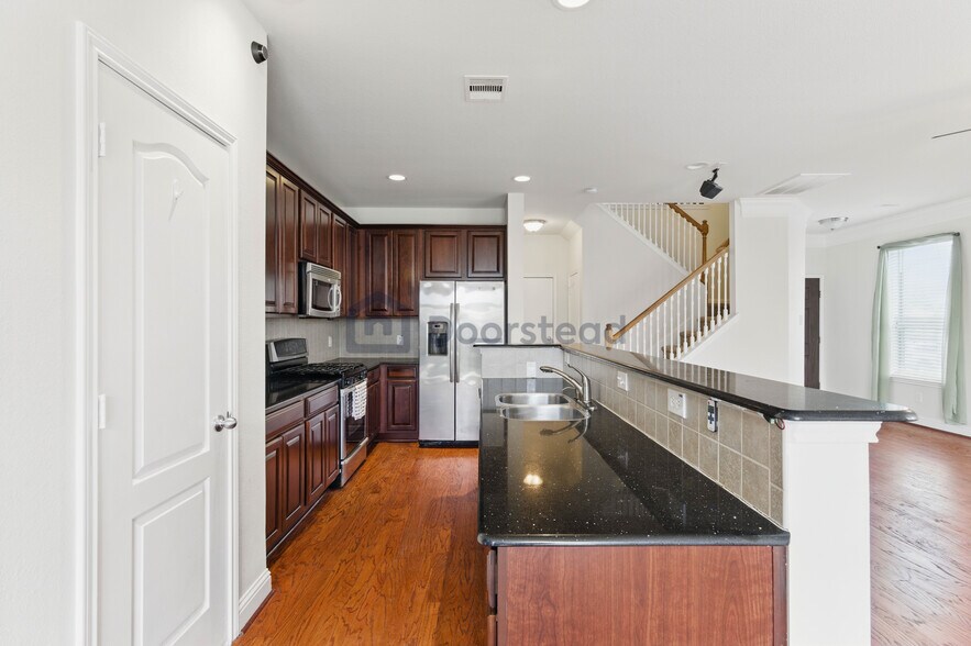 Building Photo - 16030 Summerville Lake Dr