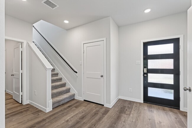 Building Photo - 7762 Bergamot Cir