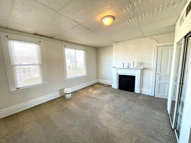 Building Photo - Nicely updated Mt Washington 3 bed house w...