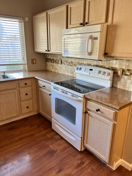 Building Photo - 5225 White Willow Dr