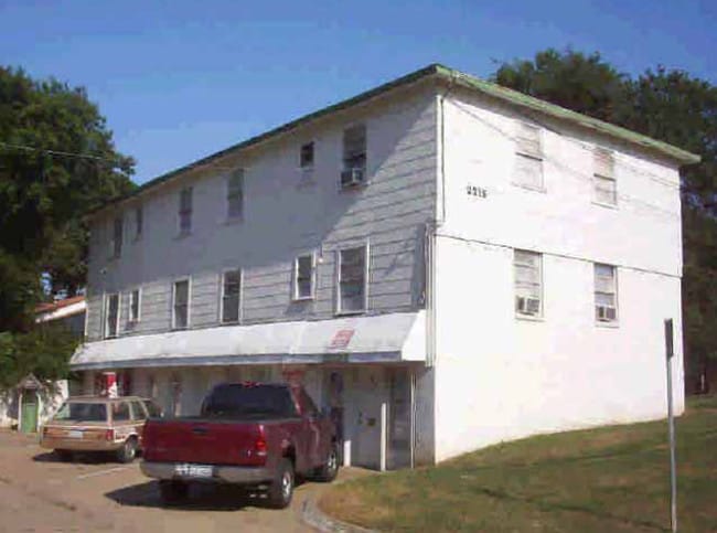 Building Photo - 2215 Riverview Dr