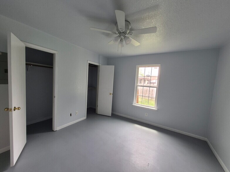 Building Photo - 4818 Lake Road