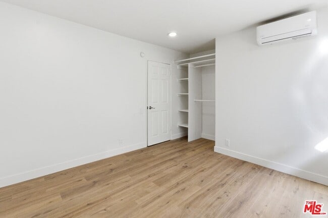 Building Photo - 614 6th Ave