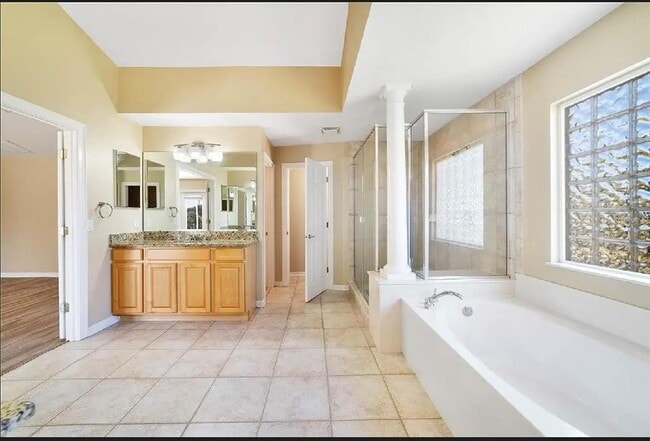 Building Photo - 2301 Roat Dr