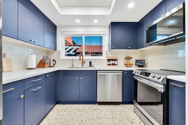 Building Photo - 745 Main St