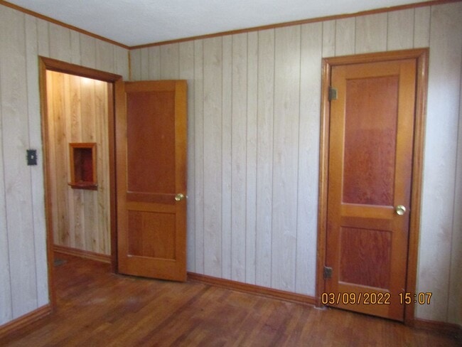 Building Photo - centrally located, pets negotiable with ow...