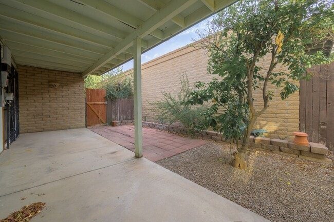 Building Photo - 510 W Cll Lago