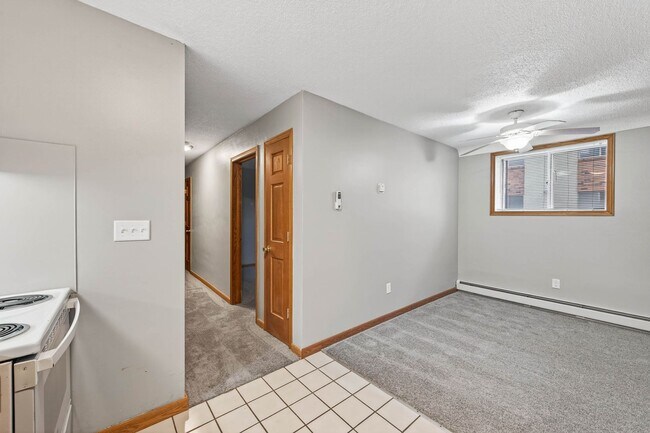 Building Photo - Updated Spacious 2BR/1 Bath Apartment Avai...