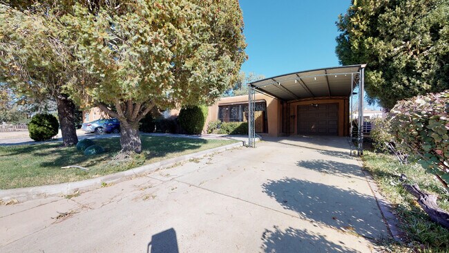 Building Photo - UPTOWN 3/BD 2/BA 1/CP WORKSHOP