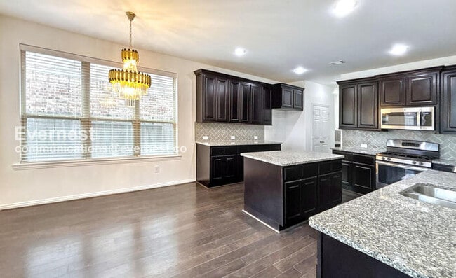 Building Photo - 4811 Sunset Park Ln