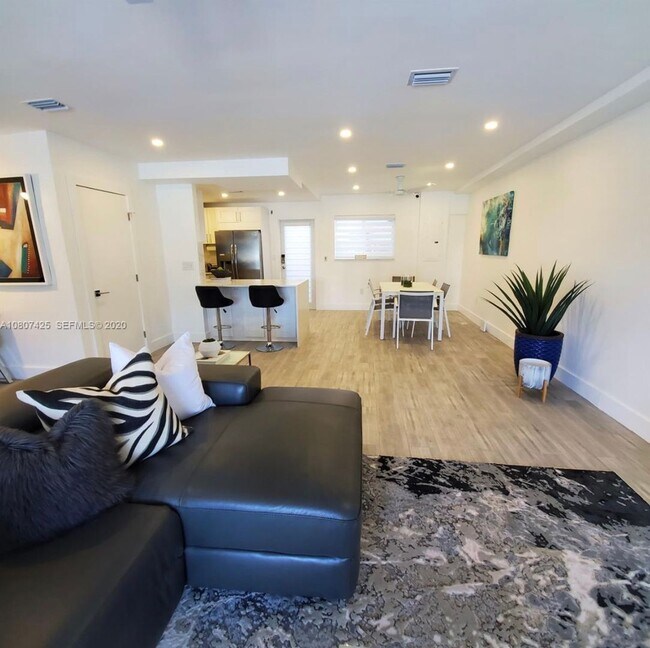 Building Photo - Beautiful waterfront townhouse in the heart of Miami