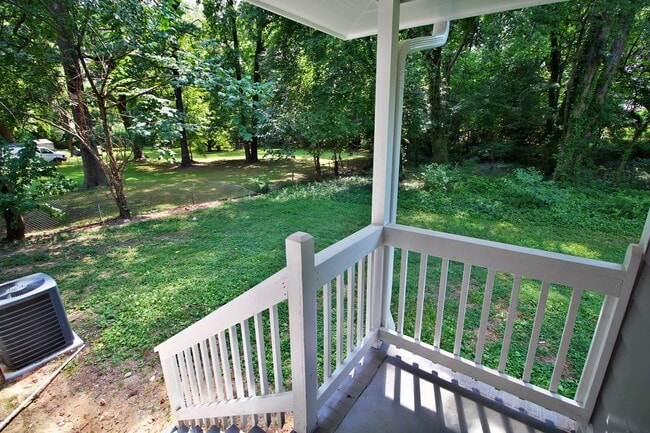 Building Photo - Beautiful 3 bed, 1/5 bath duplex in East R...