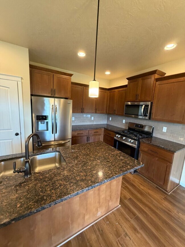 Building Photo - Must See 4 Bedroom!