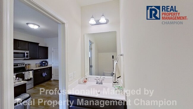 Building Photo - 2 BD/2.5 BA Townhouse Just Minutes from Ca...