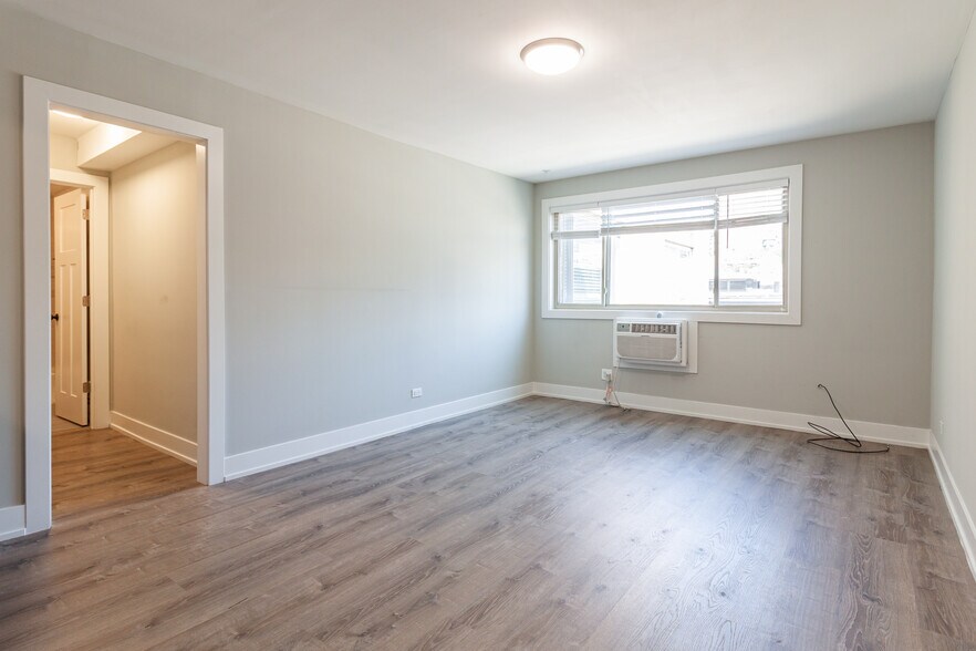 Building Photo - 525 W Surf St