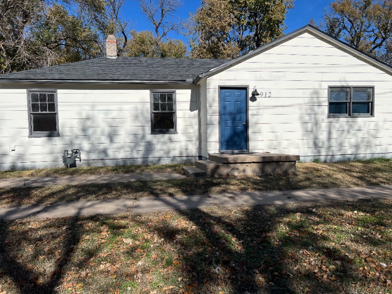 Primary Photo - 912 E Skinner St