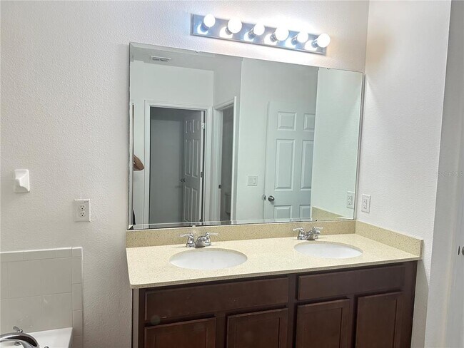 Building Photo - 477 Kestrel Dr