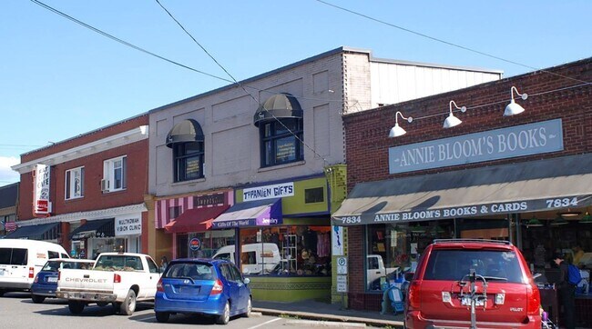 Building Photo - Super Charming FULLY FURNISHED 1 Bedroom M...