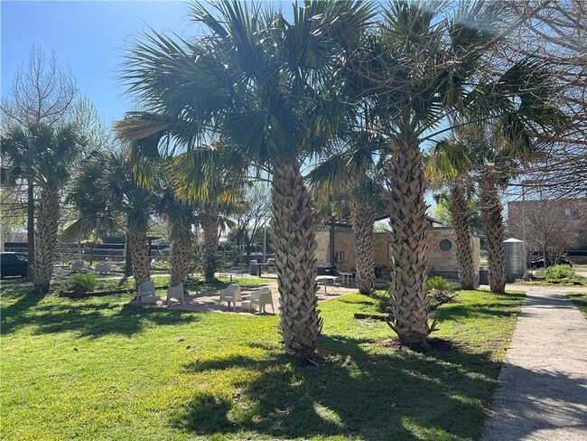 Building Photo - 2401 E 6th St