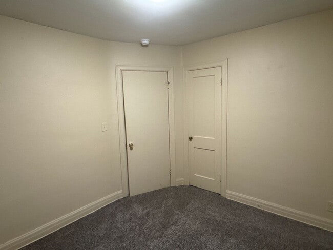 Building Photo - 2 Bedroom 1 Bath Bungalow $795! Central He...