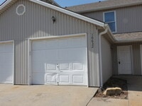 Building Photo - Town Home in North Kansas City!