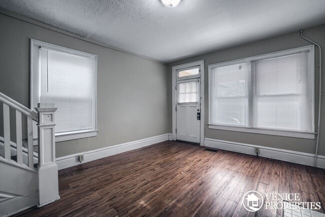 Building Photo - Charming 2BR on Lane and Indiana