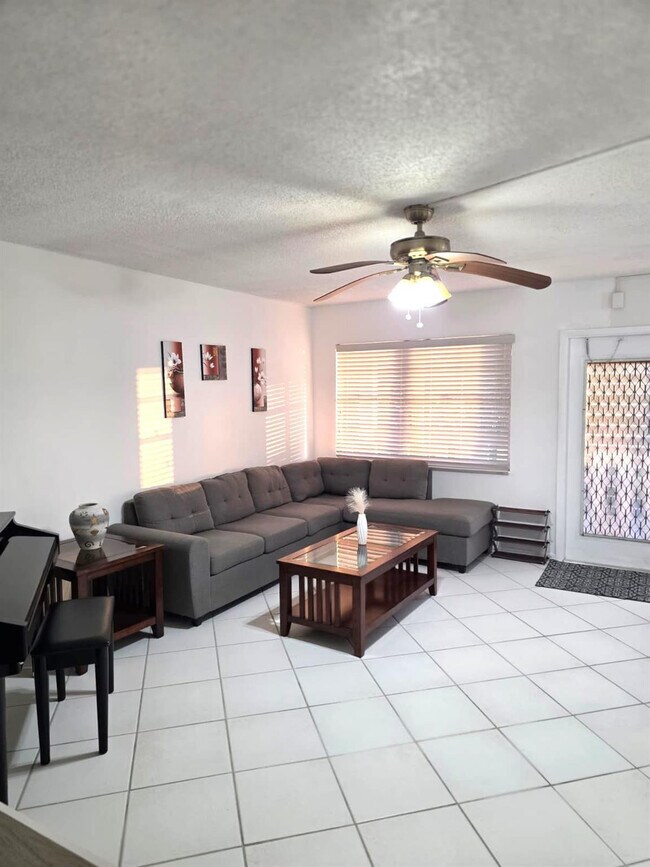 Building Photo - 3028 Harwood D