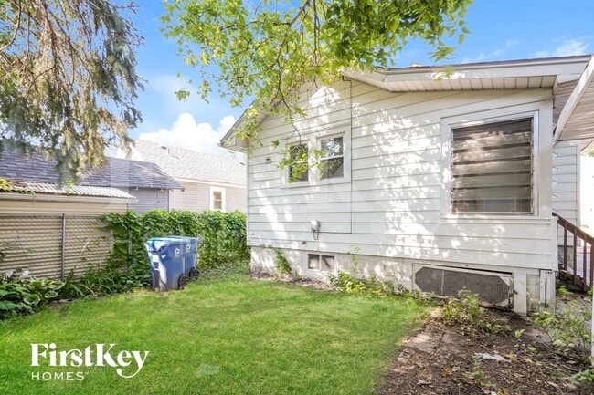 Building Photo - 410 Bangs St