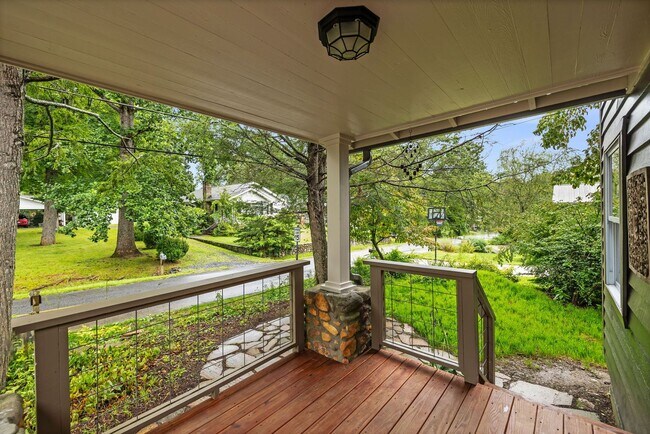 Building Photo - Charming Black Mountain Rental!